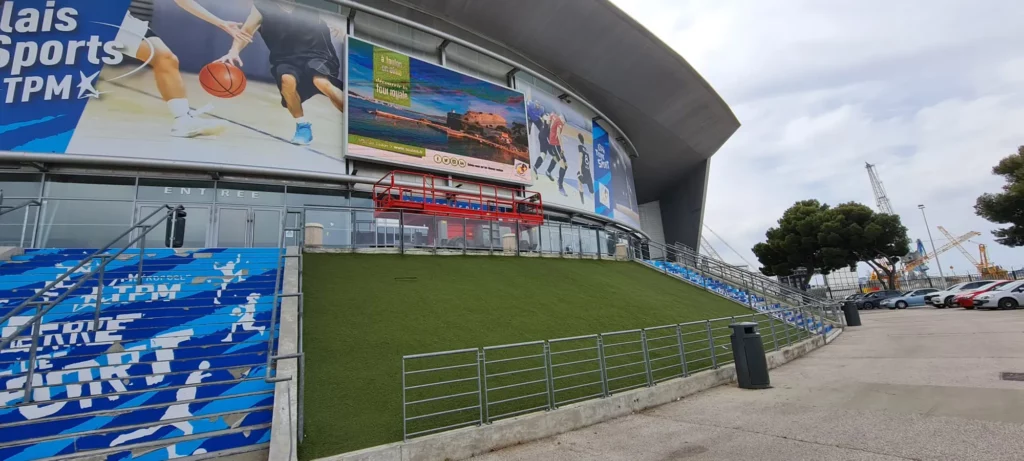 Écran LED géant extérieur en fonctionnement sur la façade du Palais des Sports de Toulon