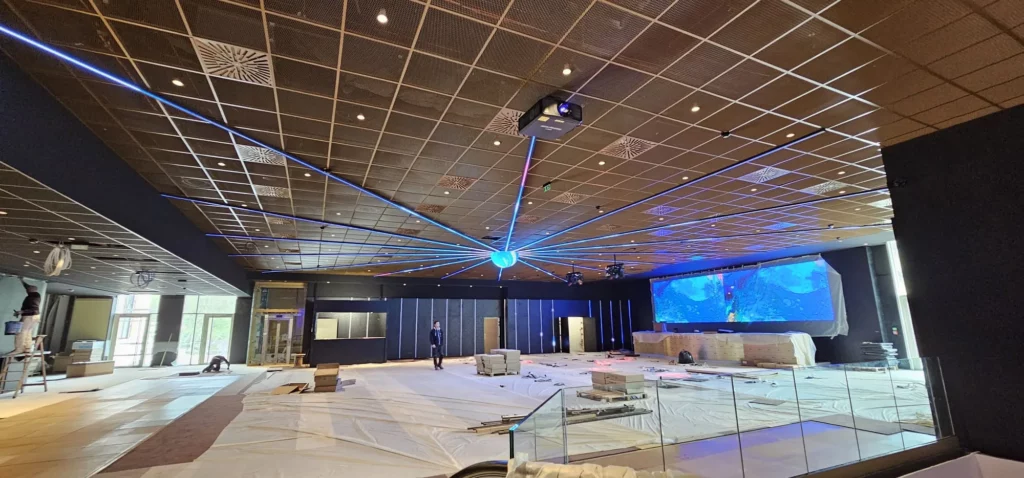 Long écran LED panoramique au fond d'une salle événementielle en fin de chantier