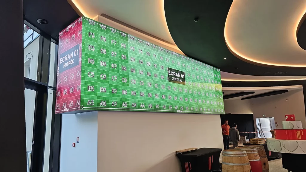 Écran LED d'angle affichant une mire de réglage verte et rouge dans un hall
