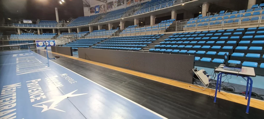 Panneaux écran LED de bord de terrain installés le long d'un terrain au Palais des Sports de Toulon